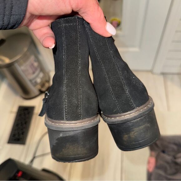 Clark’s black “Airabells” suede platform side zip booties - Picture 8 of 12